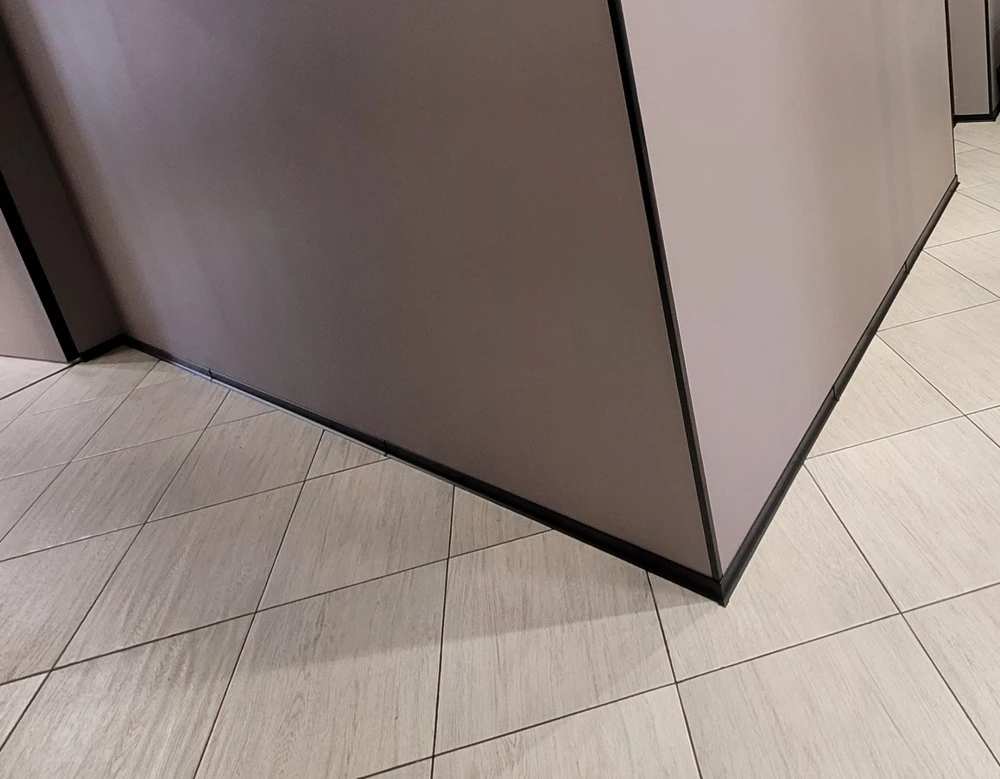 Плинтус алюминиевый Волшебная палочка 40 мм 3,0 м Чёрный матовый