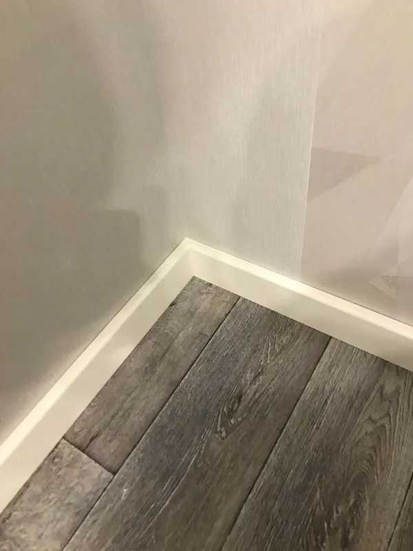 Плинтус МДФ Волшебная палочка 81402 81мм 2,4м. Окрашенная. NCS 0500N