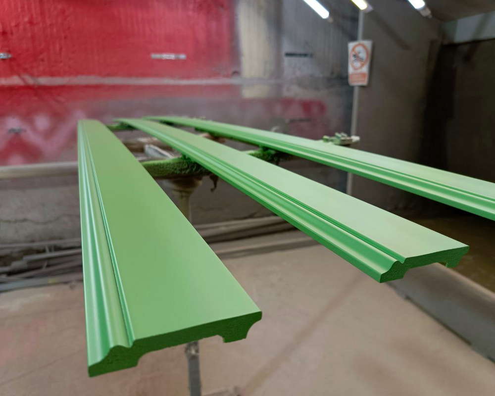 Плинтус ПОЛИСТИРОЛ HI WOOD B136 136мм х 18мм х 2,0м. Окраска включена в стоимость