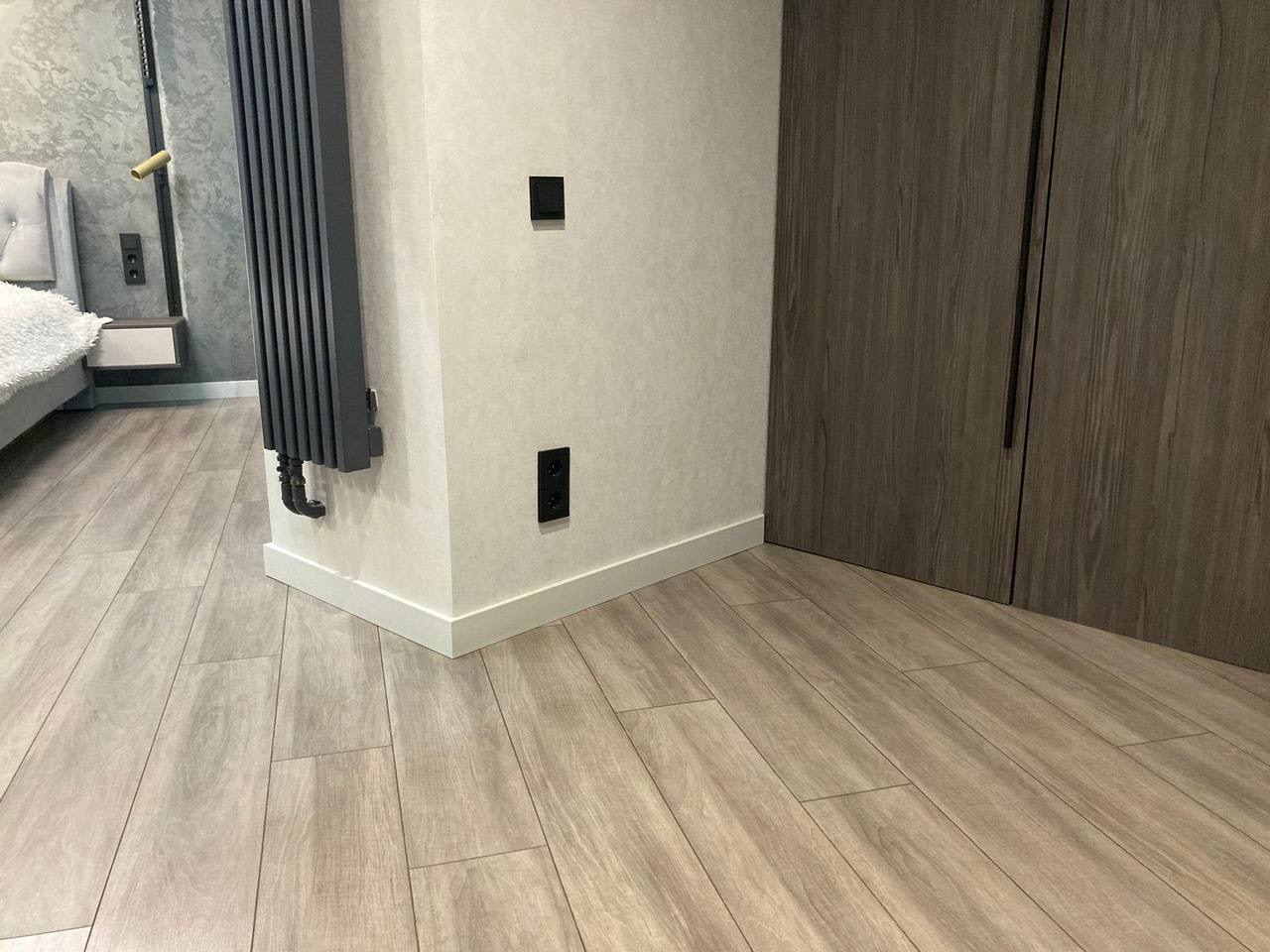 Плинтус Волшебная Палочка Самоцветы 81мм 2,0м. RAL 9003. Цвет 401