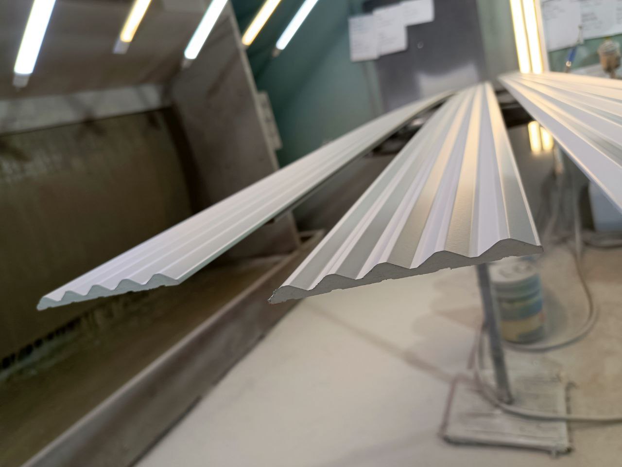 Стеновая панель HI WOOD белая. NP HI WOOD 120,0мм х 12,0мм х 2,7м. Окраска включена в стоимость