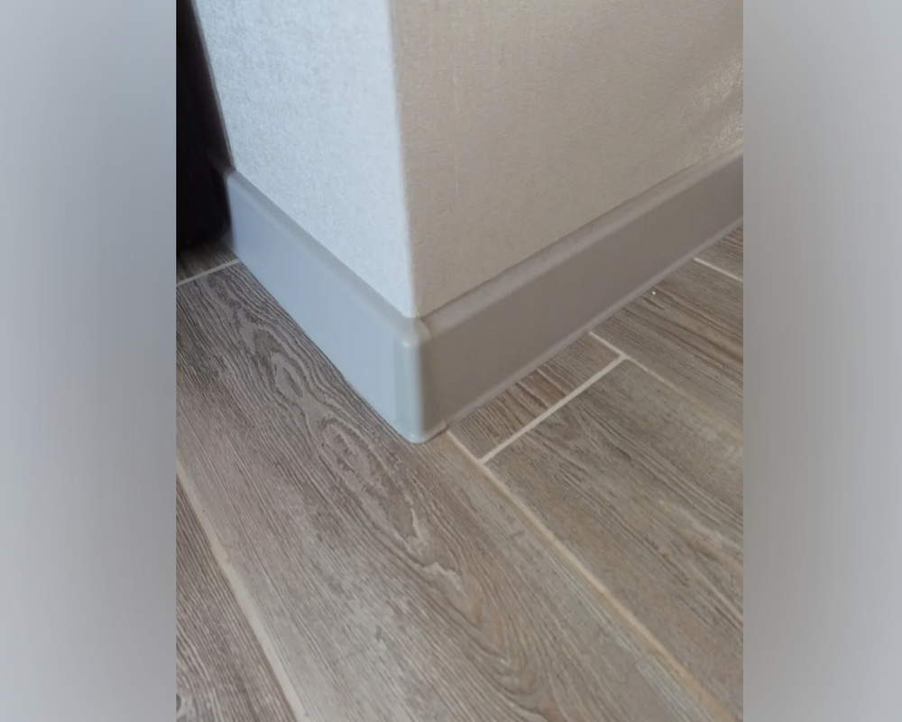 Плинтус со съемной панелью ПВХ Деконика ИДЕАЛ 55мм 2,2м. 002 Светло-серый