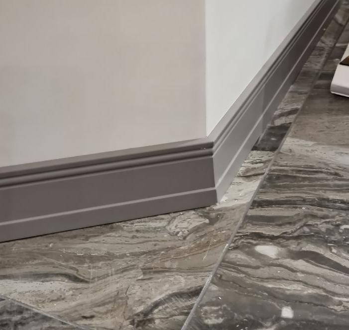 Плинтус из полистирола высокой плотности HI WOOD B90 90мм х 15мм х 2,0м.