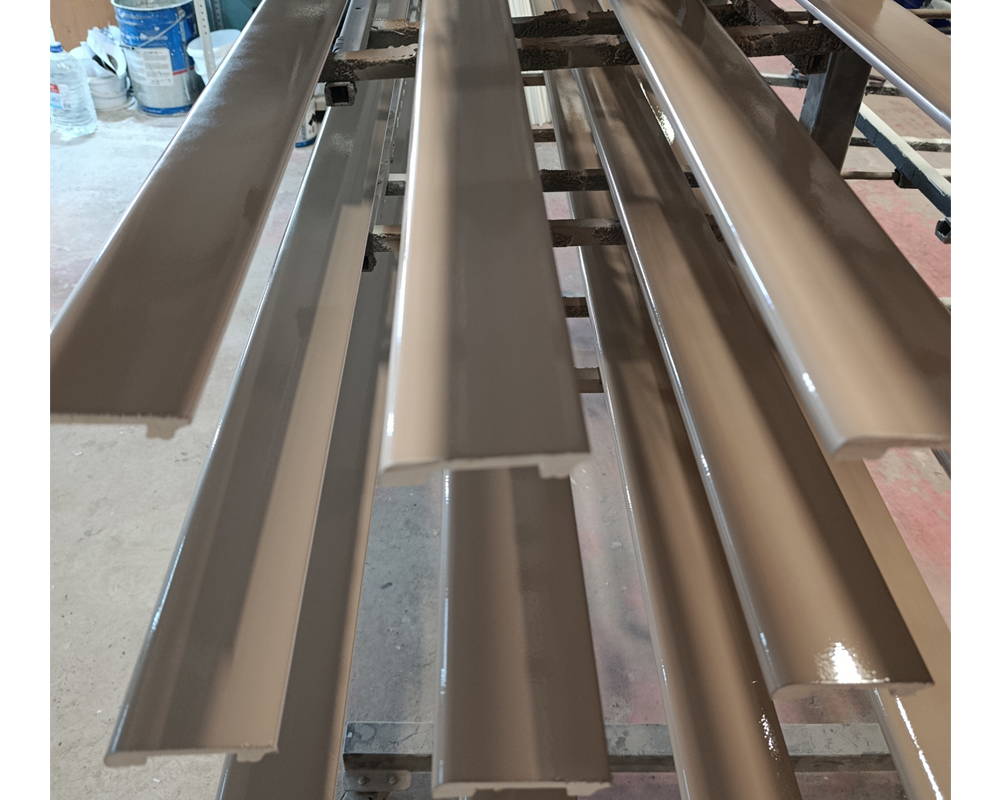 Плинтус ПОЛИСТИРОЛ HI WOOD B70V2 69мм х 14мм х 2,0м. Окраска включена в стоимость