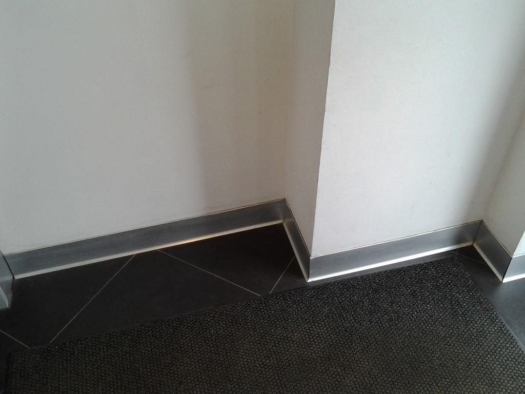 Плинтус алюминиевый KLD118.84 2,8м 100 мм Серебро брашированное