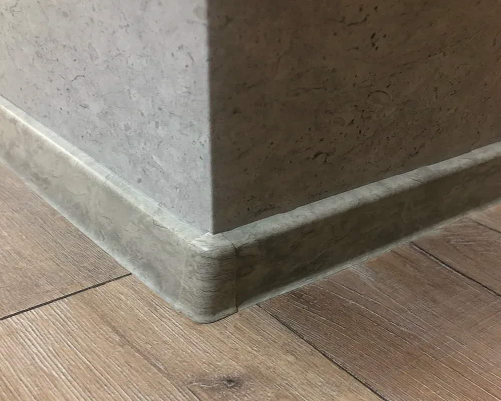 Плинтус ПВХ со съемной панелью Идеал Деконика 70 мм 187 Алюминий темный