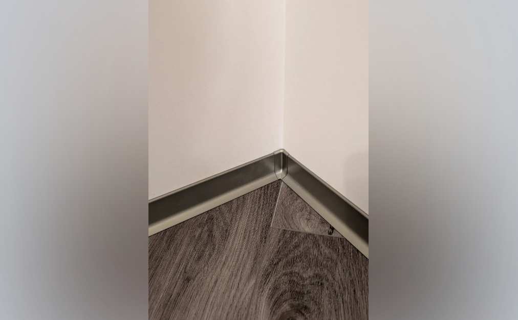 Плинтус алюминиевый Волшебная Палочка 60мм 3,0м Шампань матовая