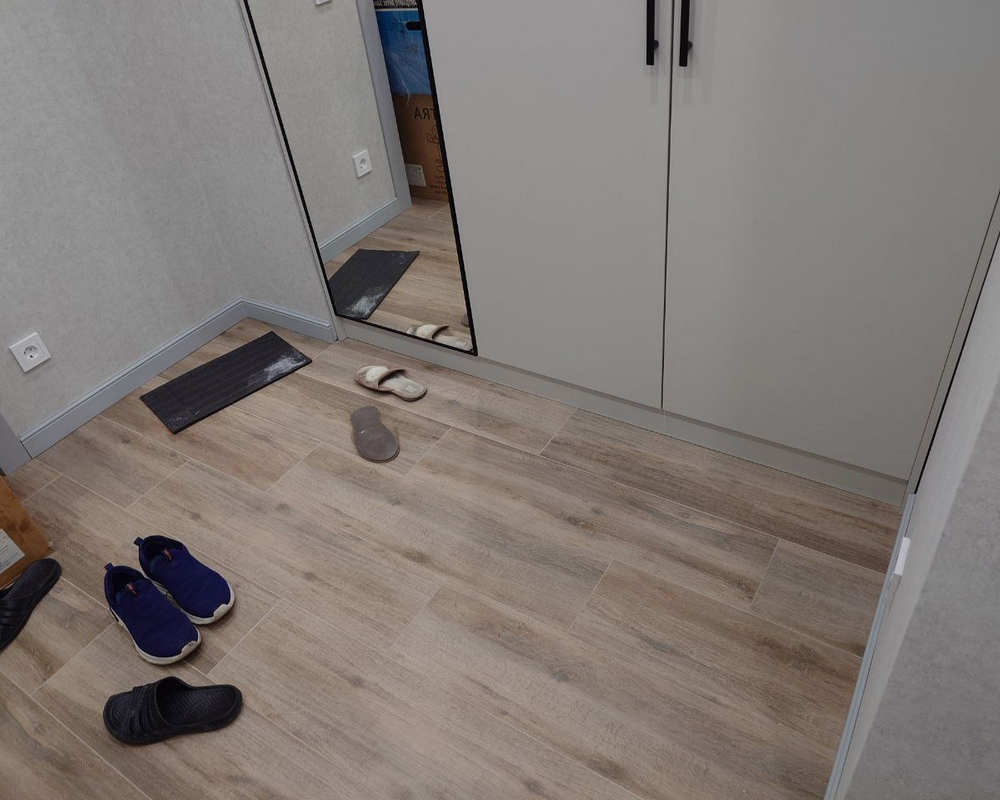 Плинтус ПОЛИСТИРОЛ HI WOOD B136 136мм х 18мм х 2,0м. Окраска включена в стоимость