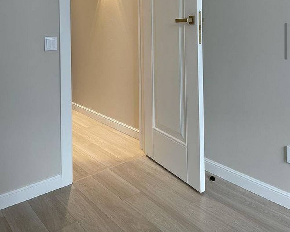 Плинтус ПОЛИСТИРОЛ HI WOOD B80A 80мм х 12,5мм х 2,0м. Окраска включена в стоимость