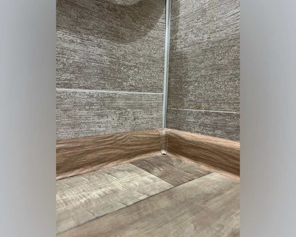 Плинтус ПВХ Идеал Классик 70мм 2,2м 210 Дуб пепельный