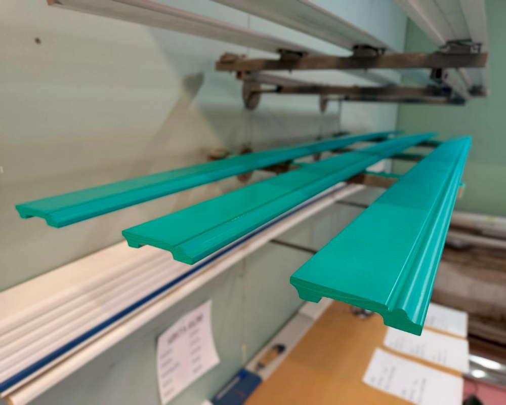 Плинтус ПОЛИСТИРОЛ HI WOOD B136 136мм х 18мм х 2,0м. Окраска включена в стоимость