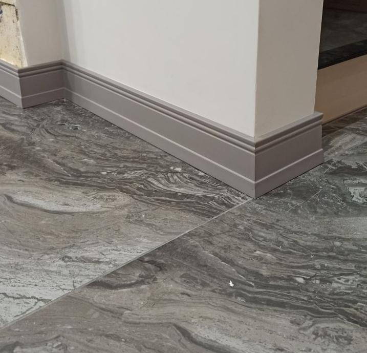 Плинтус ПОЛИСТИРОЛ HI WOOD B90 90мм х 15мм х 2,0м. Окраска включена в стоимость