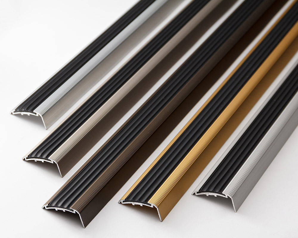 Порог угловой ПУ 71.1800.001ч Алюминий