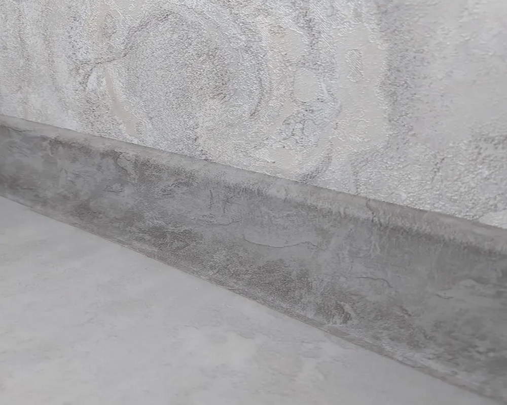 Плинтус со съемной панелью ПВХ Деконика ИДЕАЛ 55мм 2,2м. 002 Светло-серый