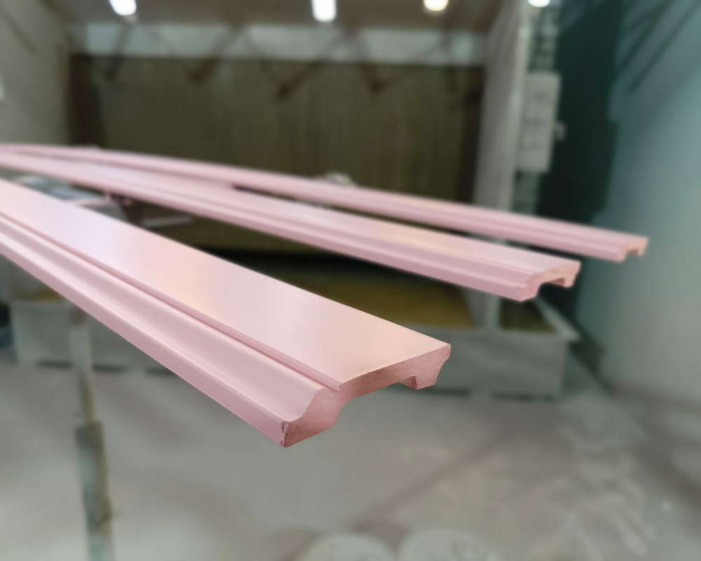 Плинтус ПОЛИСТИРОЛ HI WOOD B136 136мм х 18мм х 2,0м. Окраска включена в стоимость