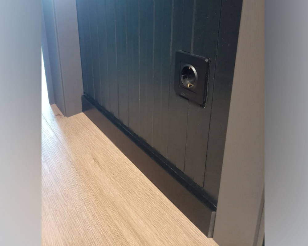 Плинтус напольный Salag Alpha 60*15*2400 мм Чёрный