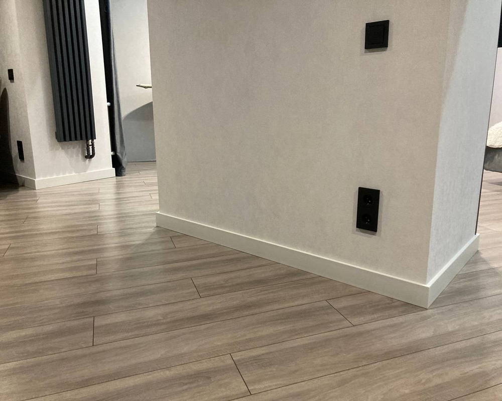 Плинтус NMC IL10 Wallstyl 80*23*2000. Окраска включена в стоимость