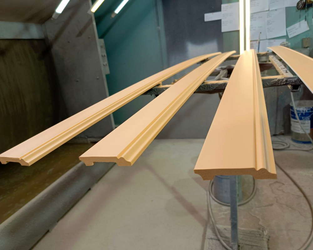 Плинтус ПОЛИСТИРОЛ HI WOOD B136 136мм х 18мм х 2,0м. Окраска включена в стоимость