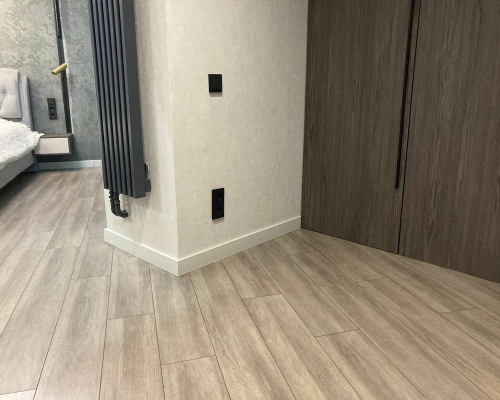 Плинтус из полистирола высокой плотности Волшебная Палочка. Окрашенная. 80мм 2м. NCS 2500-N