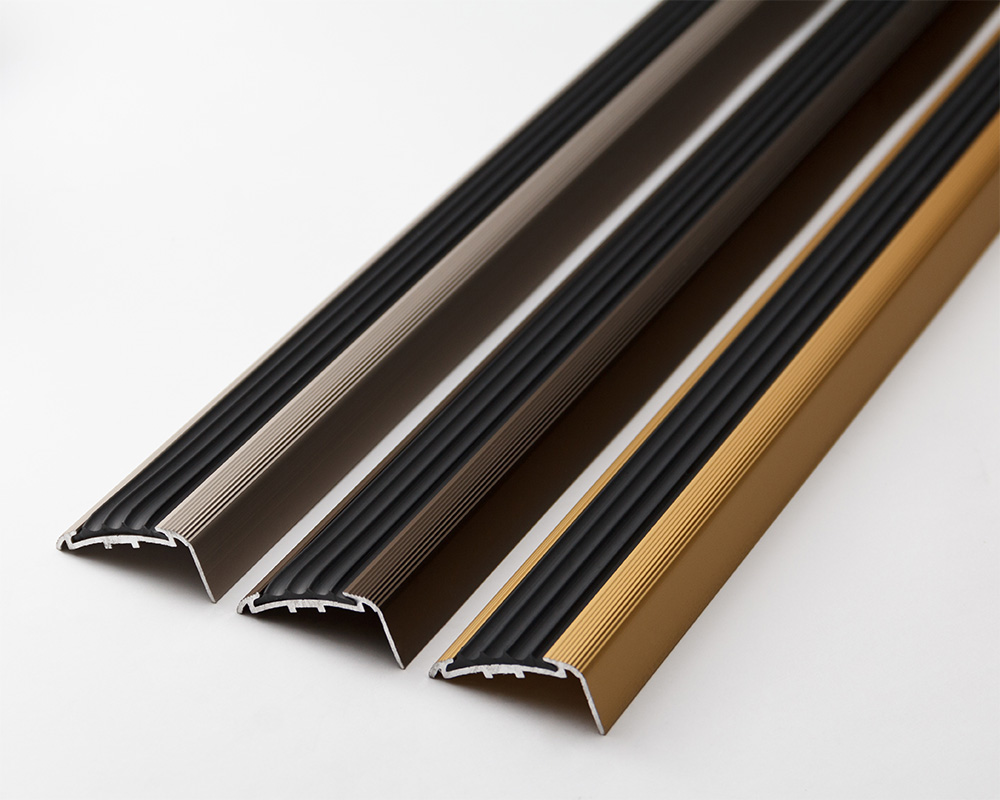 Порог угловой ПУ 71.2700.215 Черный