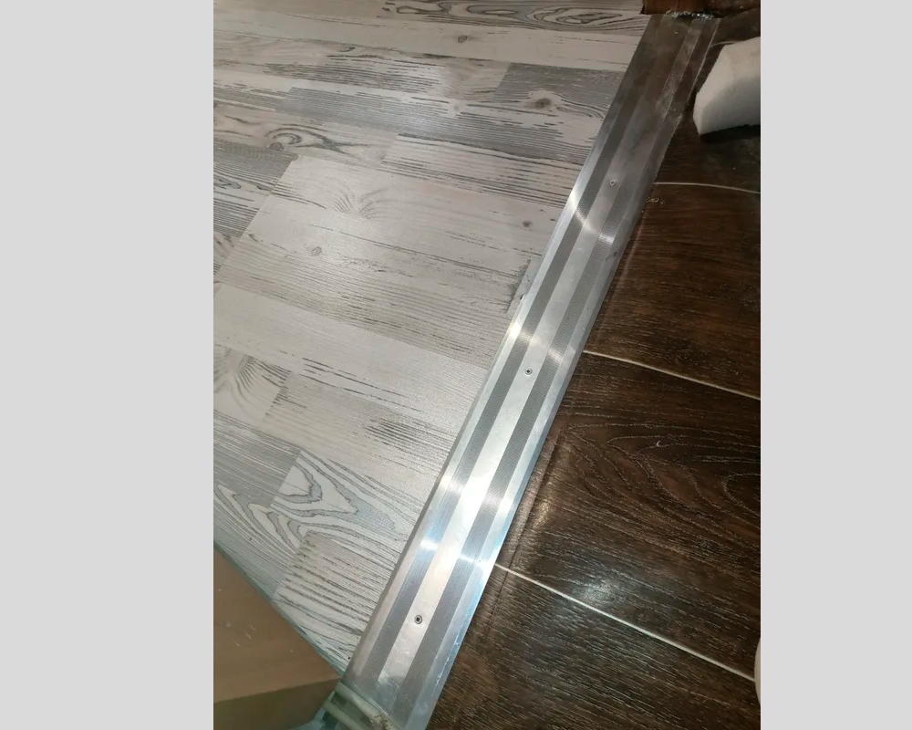 Порог одноуровневый ПС 07-1.900.01л Серебро