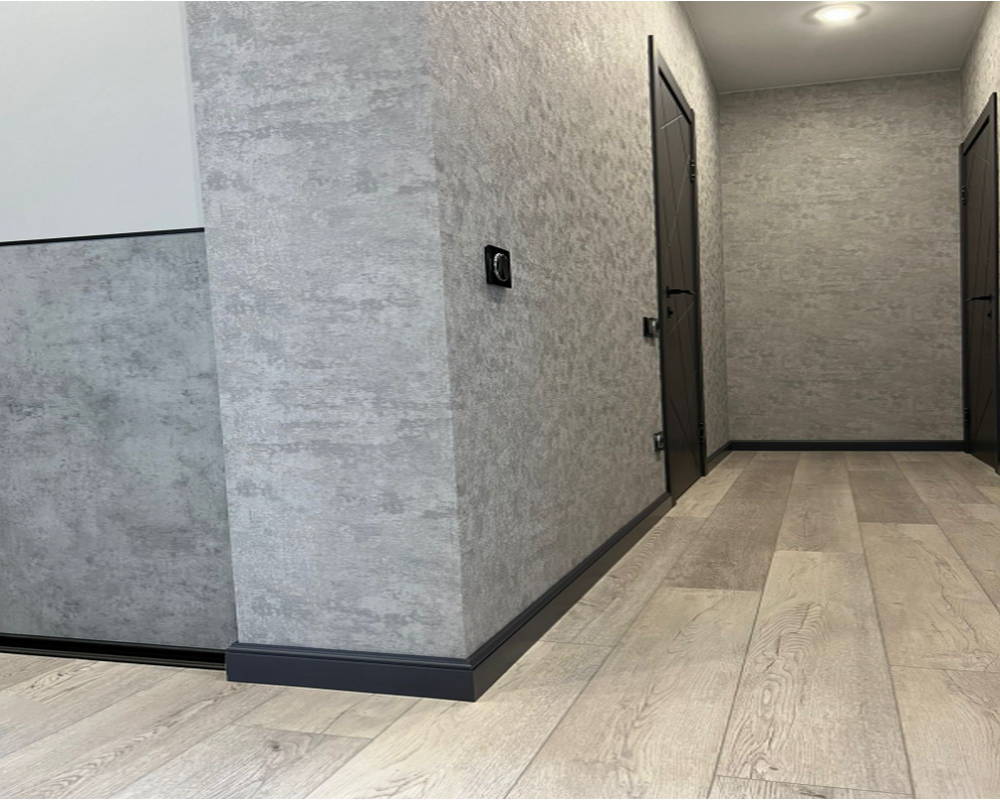 Плинтус ПОЛИСТИРОЛ HI WOOD B136 136мм х 18мм х 2,0м. Окраска включена в стоимость