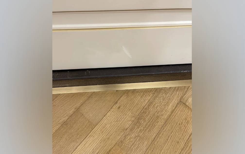 PVL90-03 Угол латунь Брашированная 10х10мм 2.7м