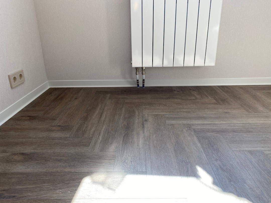 Плинтус ХДФ Dollken S60 60 мм х 2,575м 1248 Бело-серый