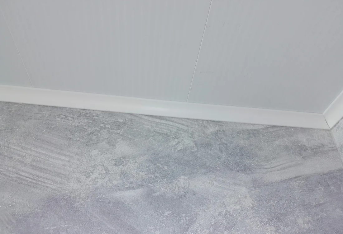 Карниз из полистирола высокой плотности HI WOOD CI20V1 20мм х 20мм х 2,0м. Окраска включена в стоимость