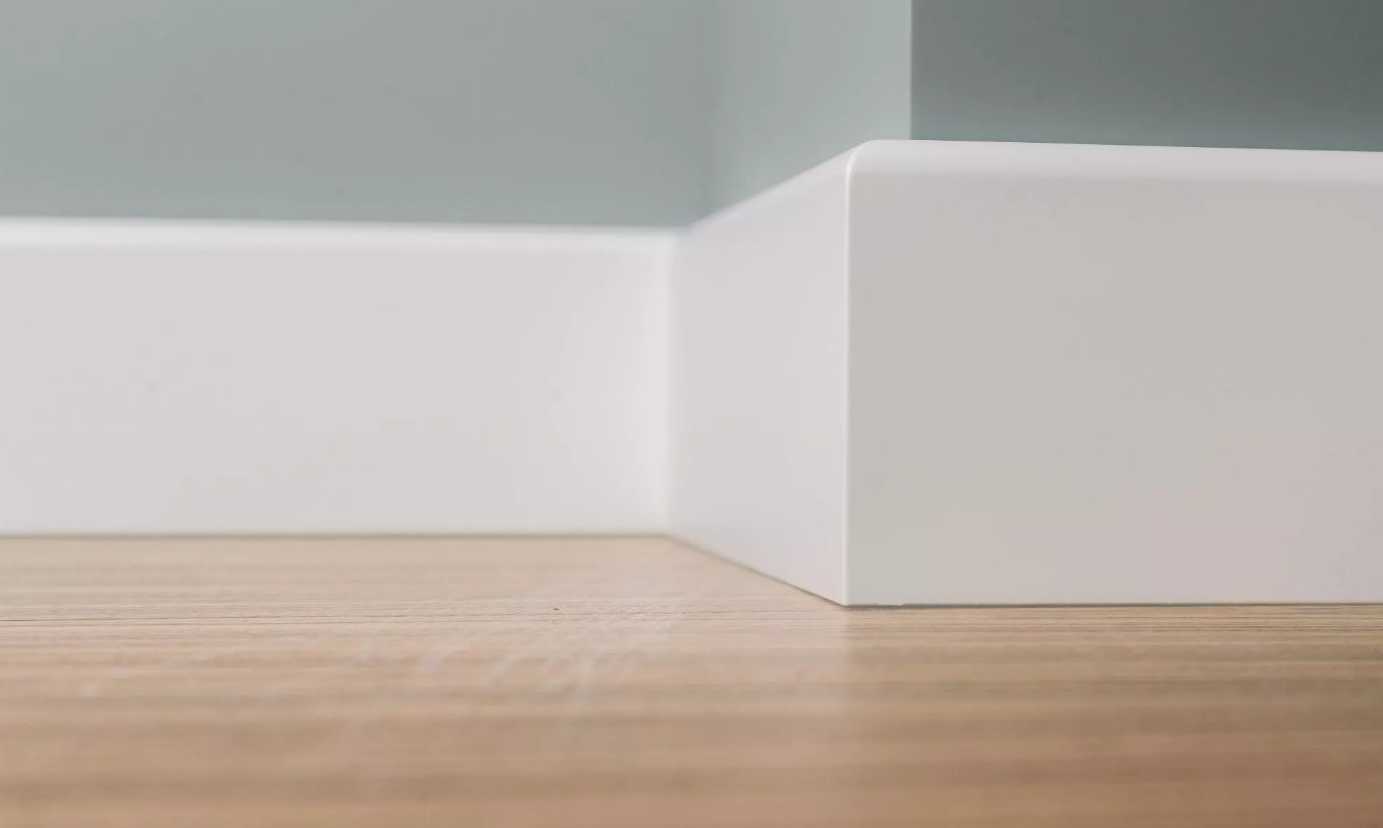 Плинтус кедр Стоунвуд. 60 60мм 2,35м Белый