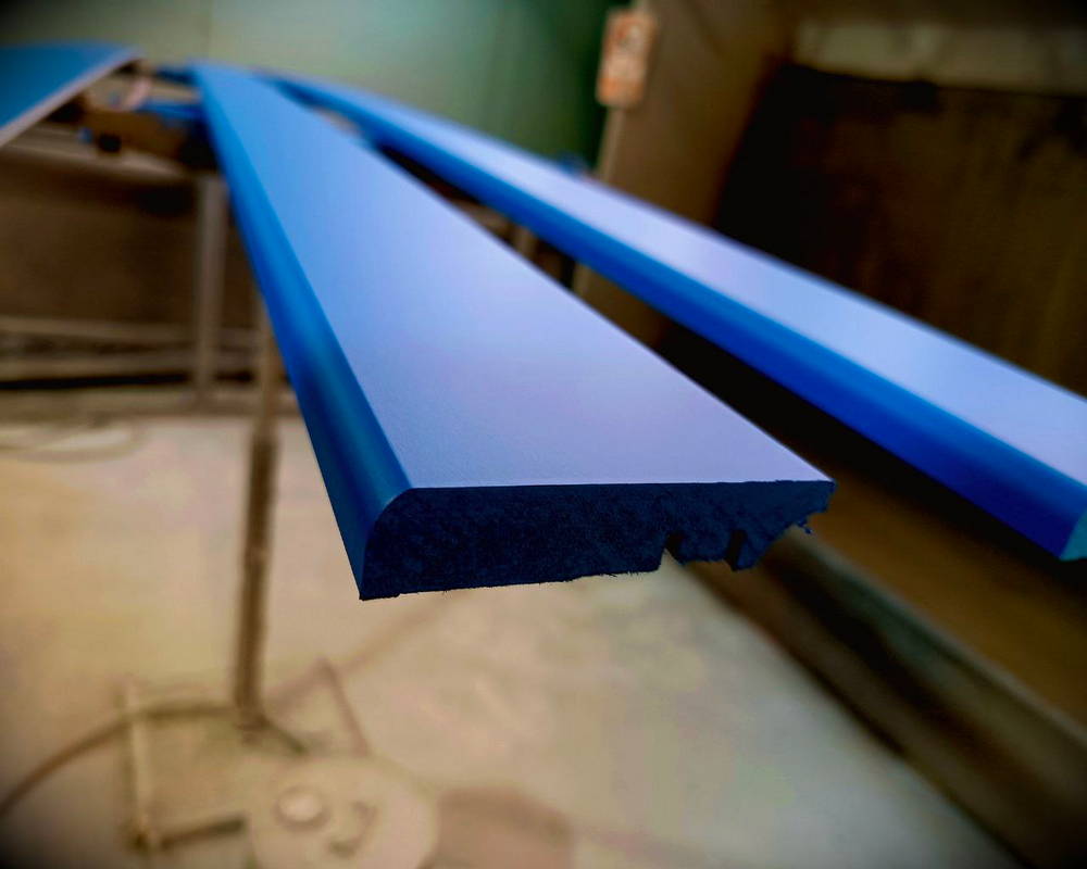 Плинтус МДФ Волшебная палочка 81402 81мм 2,4м.  Окрашенная. RAL 9005