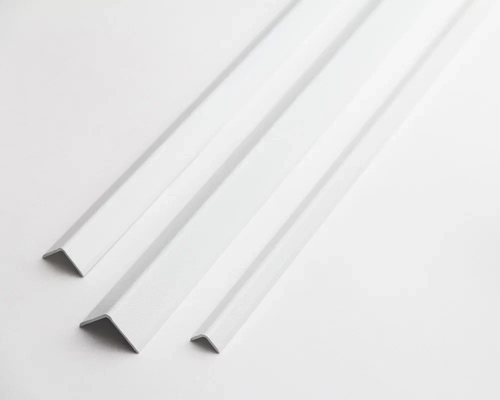 Угол ПВХ 30*30*2,7 м Белый