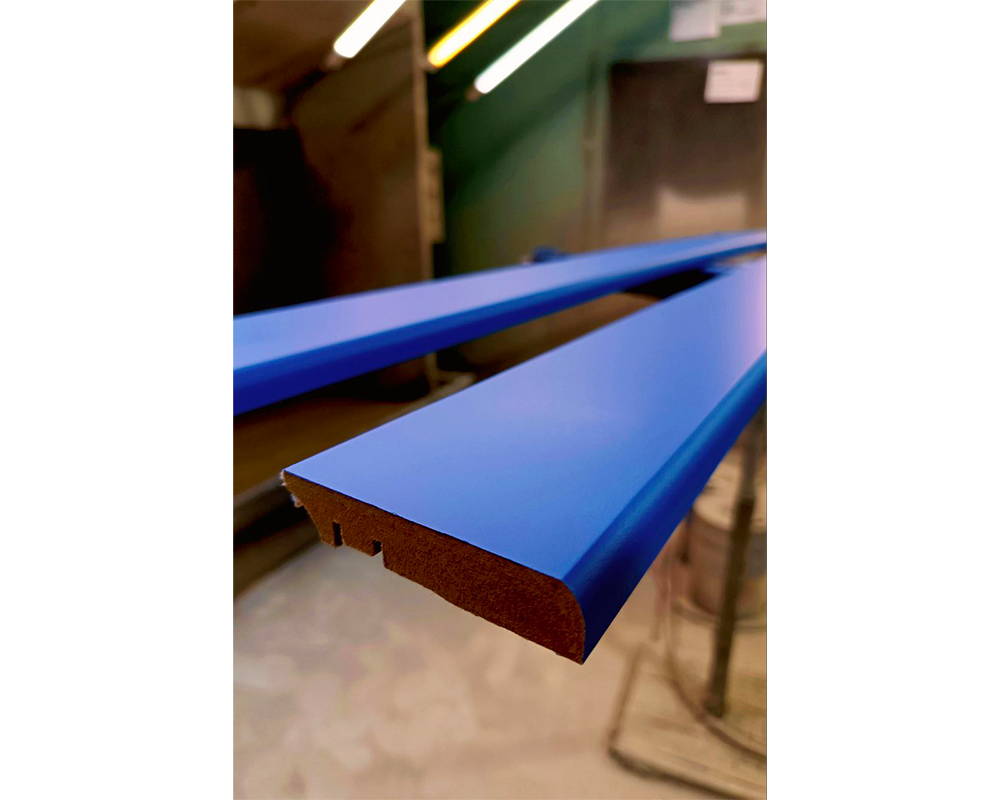 Плинтус МДФ Волшебная палочка 81402 81мм 2,4м.  Окрашенная. RAL 9005