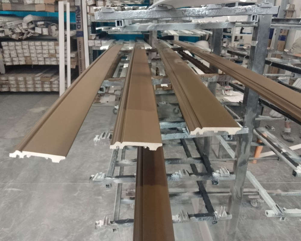 Плинтус ПОЛИСТИРОЛ HI WOOD B136 136мм х 18мм х 2,0м. Окраска включена в стоимость