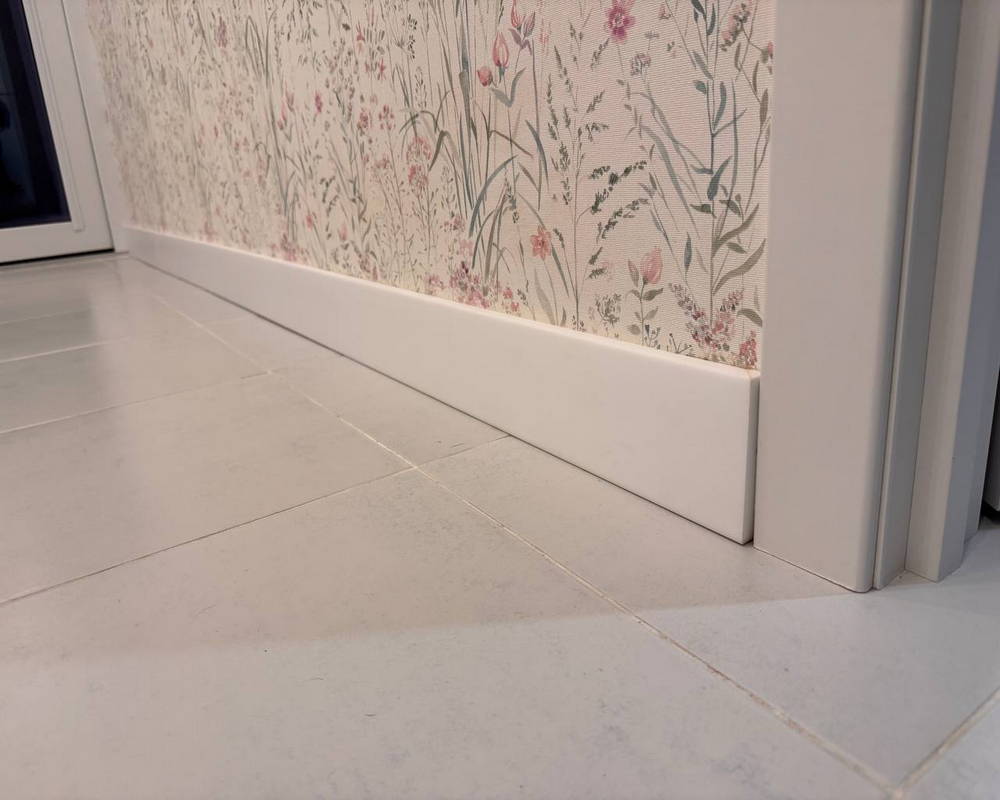 Плинтус из полистирола высокой плотности Волшебная Палочка. Окрашенная. 80мм 2м. NCS 0500-N