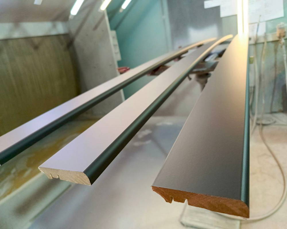 Плинтус МДФ Волшебная палочка 81402 81мм 2,4м.  Окрашенная. RAL 9005