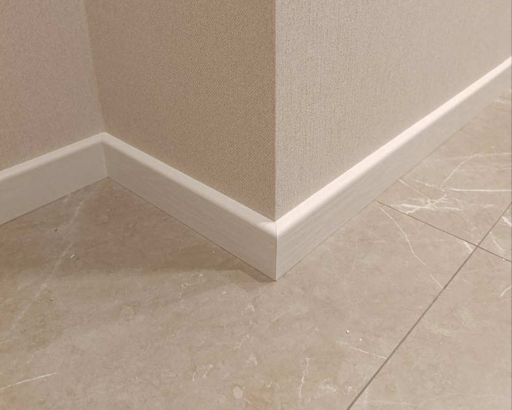 Плинтус МДФ Волшебная палочка 81402 81мм 2,4м.  Окрашенная. RAL 9003