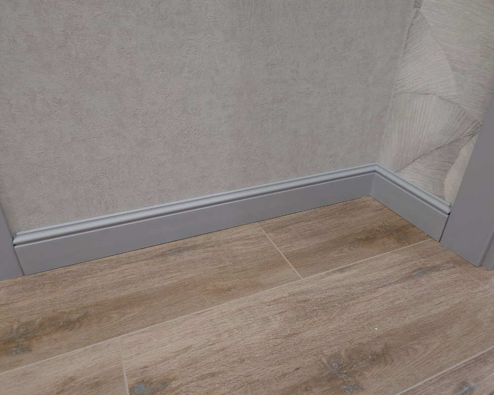 Плинтус ПОЛИСТИРОЛ HI WOOD B136 136мм х 18мм х 2,0м. Окраска включена в стоимость