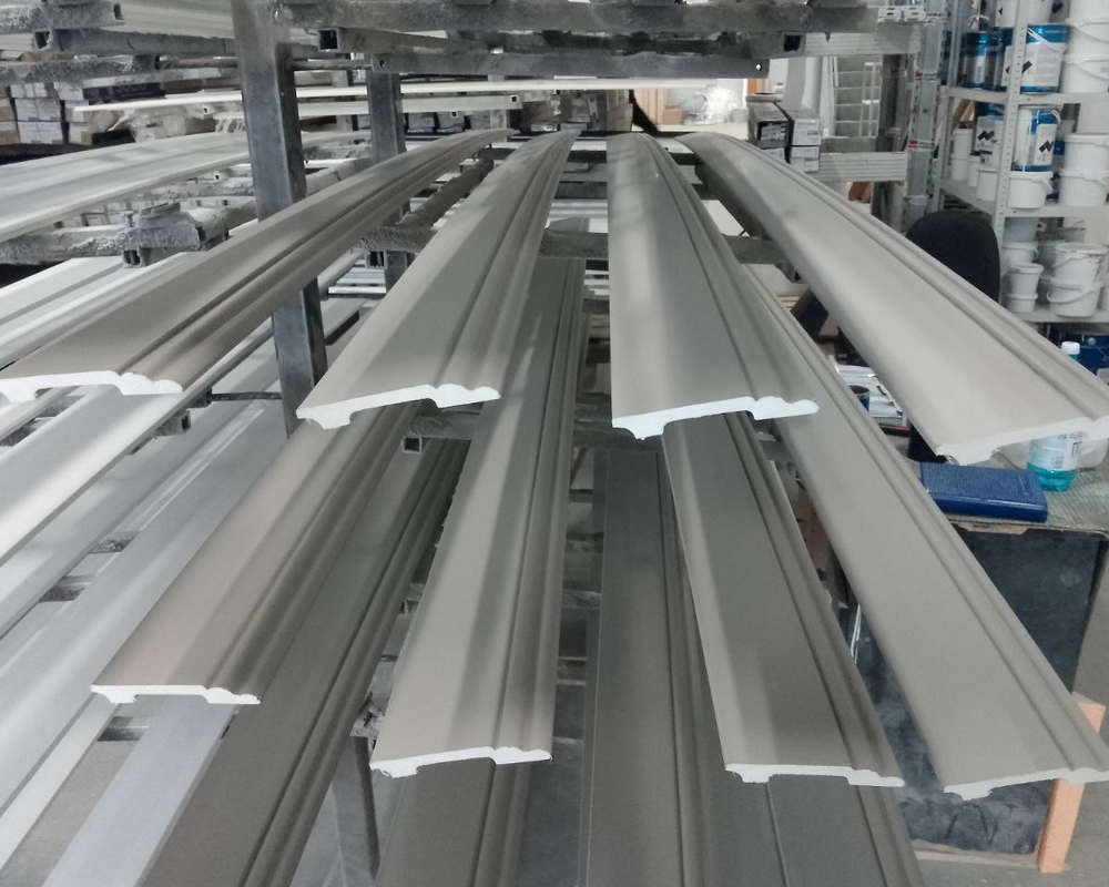 Плинтус ПОЛИСТИРОЛ HI WOOD B136 136мм х 18мм х 2,0м. Окраска включена в стоимость