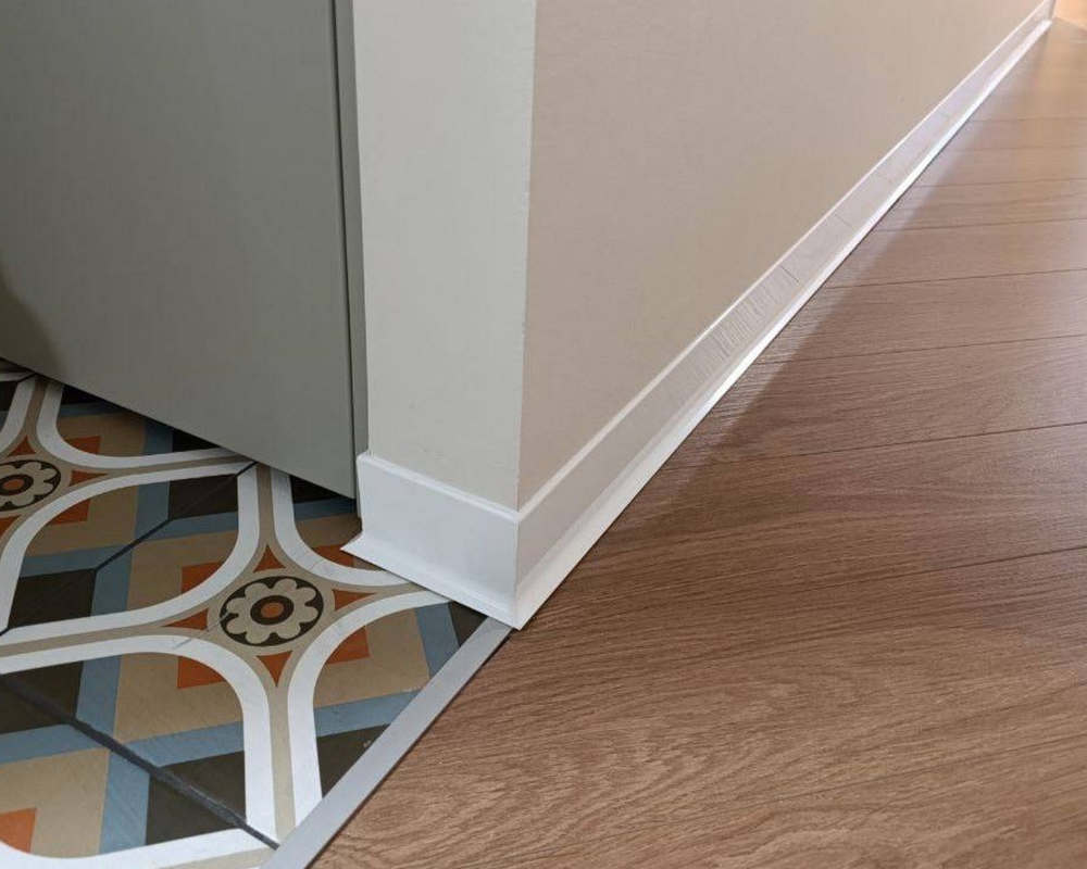 Плинтус алюминиевый Волшебная Палочка 60 мм 3,0 м Белый глянец