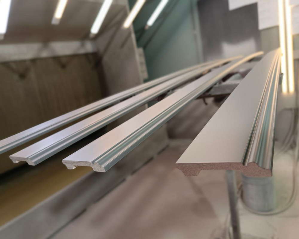 Плинтус ПОЛИСТИРОЛ HI WOOD B136 136мм х 18мм х 2,0м. Окраска включена в стоимость