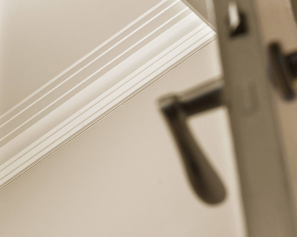 Карниз из полистирола высокой плотности HI WOOD L1602 96мм х 22мм х 2,0м. Окраска включена в стоимость