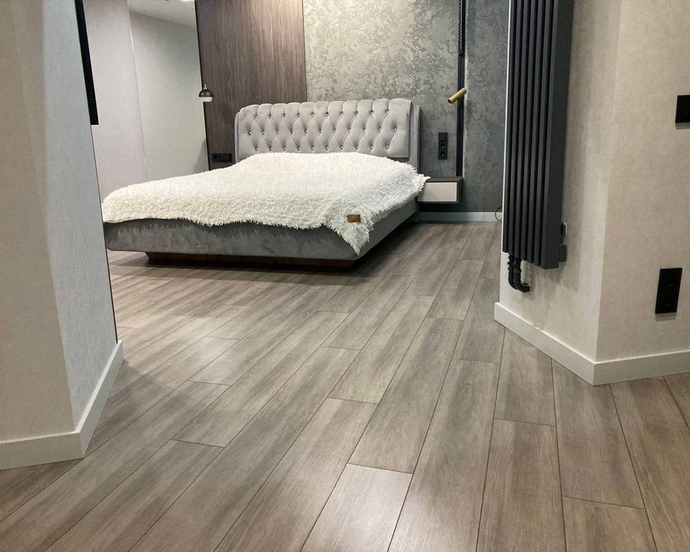 Плинтус из полистирола высокой плотности Волшебная Палочка. Окрашенная. 80мм 2м. RAL 7036