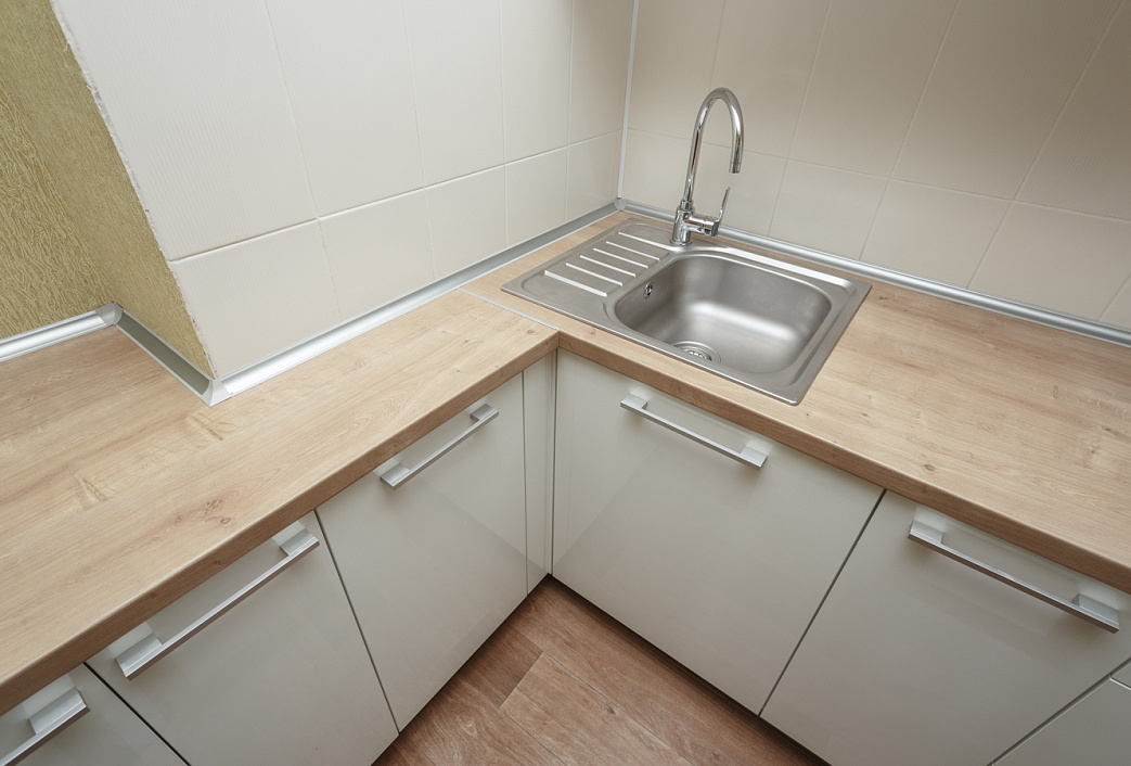 Алюминиевый плинтус для столешницы AP860 14х14х3,0 анод. серебро (фур-ра 494-203) (8)