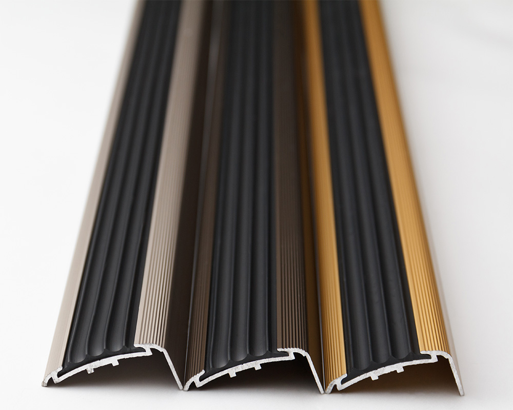 Порог угловой ПУ 71.900.15 Черный