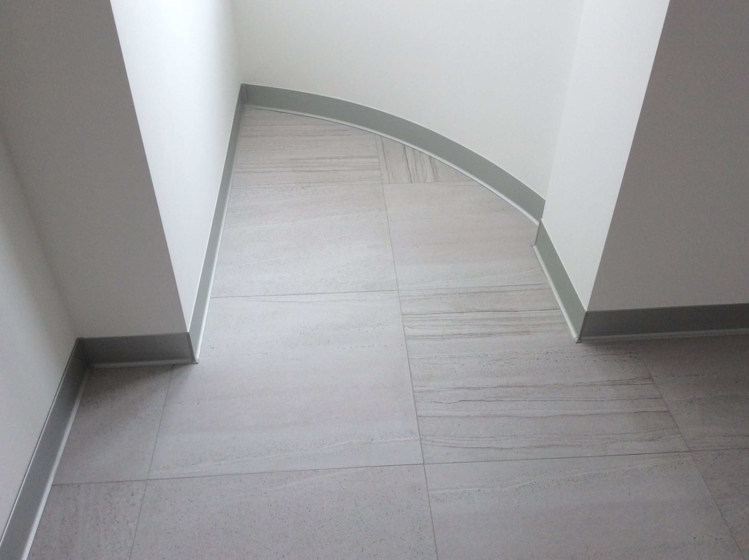 Плинтус алюминиевый 60 мм ПЛ-60 серебро/мат муар 3м.