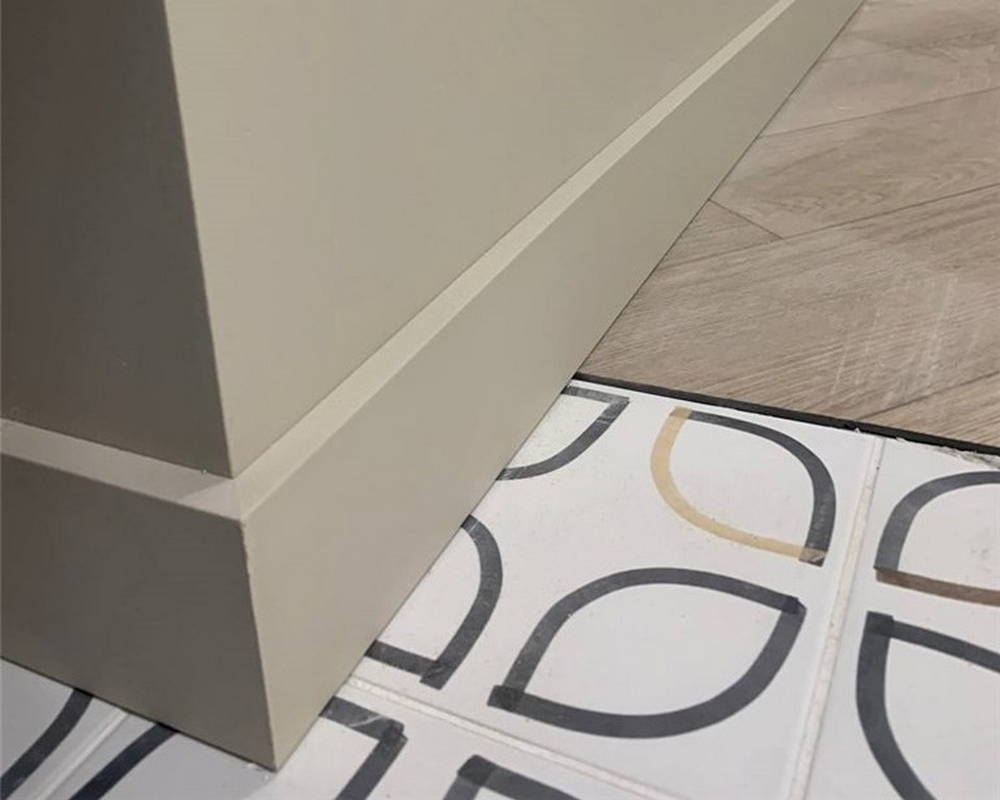 Плинтус из полистирола высокой плотности Волшебная Палочка. Окрашенная. 80мм 2м. NCS 0500-N