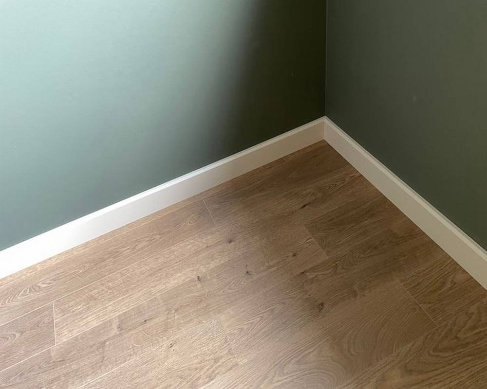 Плинтус ПОЛИСТИРОЛ HI WOOD B80B 80мм х 14мм х 2,0м. Окраска включена в стоимость