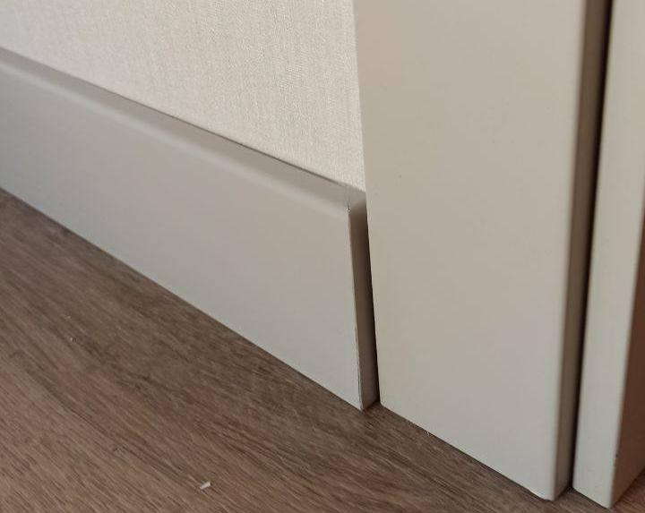 Плинтус Волшебная Палочка Самоцветы 81мм 2,0м. RAL 9003. Цвет 401