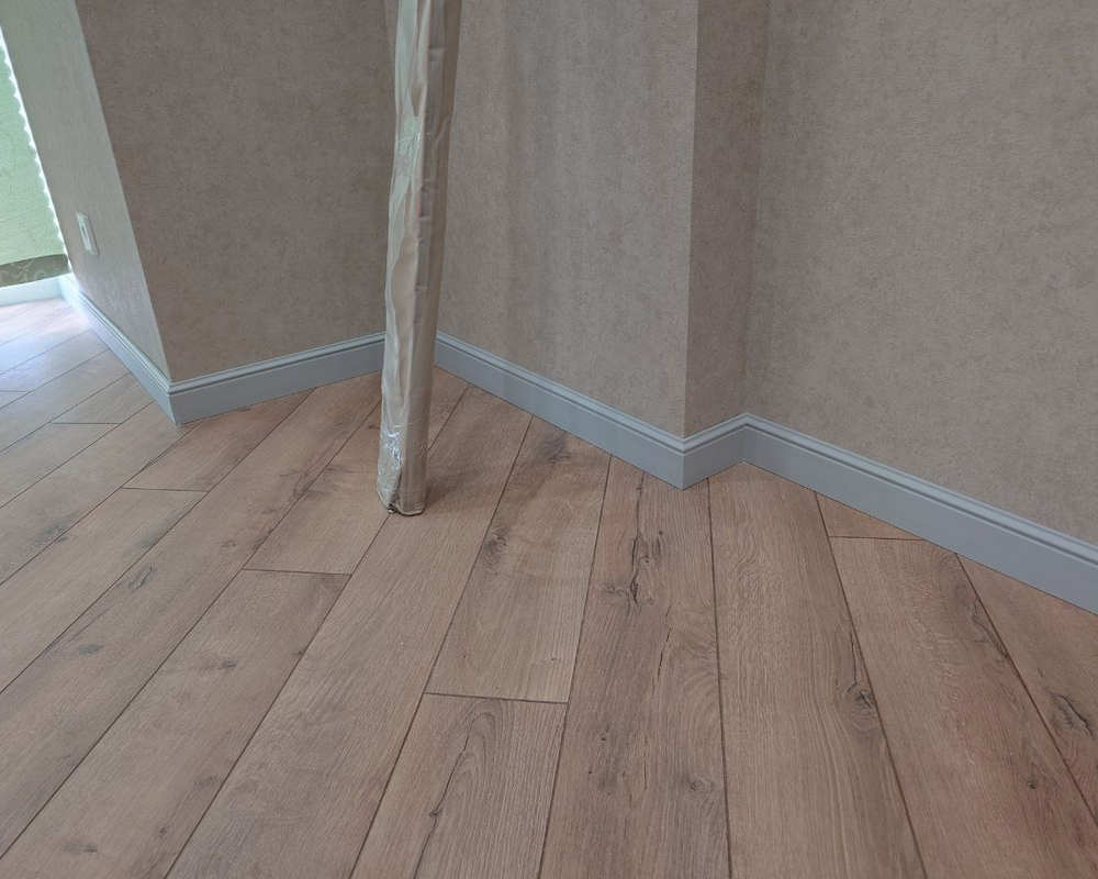 Плинтус ПОЛИСТИРОЛ HI WOOD B80A 80мм х 12,5мм х 2,0м. Окраска включена в стоимость